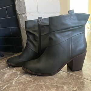 BareTraps Green‎ Katherine Bootie Size 9